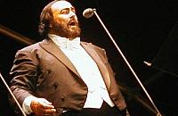 Pavarotti ponad podzia�ami. �piewak patronem ulicy