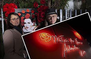 "Miłość to wieczna tęsknota". Neon dla Kory na Bielanach