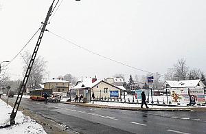 Kabel wisi tuż nad ulicą. "Tak się kończą prowizorki"