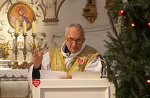 Ksiądz z serduszkiem. Na Bielanach to już tradycja