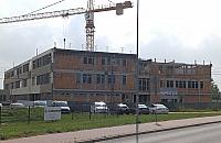 W nowej szkole hula wiatr. Kiedy wznowi� budow�?