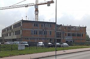W nowej szkole hula wiatr. Kiedy wznowią budowę?