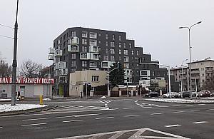 Osobliwy blok na Bródnie. "Oryginalne miejsce na mieszkanie"