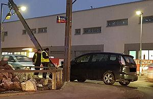 Ostródzka: auto na słupie, trzy osoby ranne