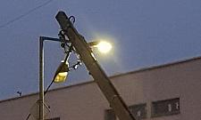 Ostródzka: auto na słupie, trzy osoby ranne