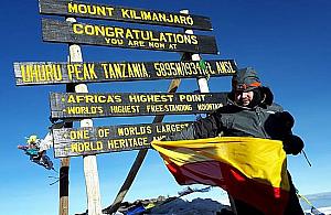 Flaga Warszawy na Dachu Afryki