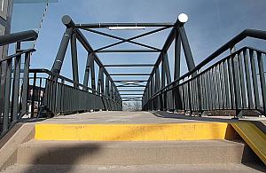 Górą czy dołem? Kładka otwarta