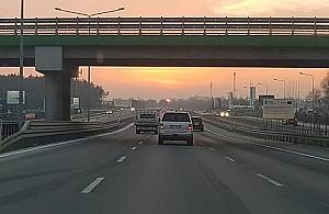 "Strażnicy środkowego pasa". Spór o jazdę na S8