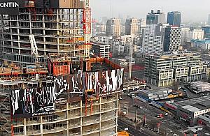 Zawiesili obraz na... wieżowcu. Zobacz film