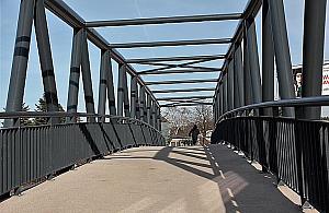 Płowiecka: piesi górą, światła na śmietnik