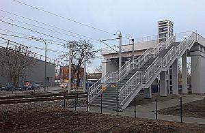 Kolejarze budują kładkę. Już rok opóźnienia