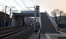 Kolejarze budują kładkę. Już rok opóźnienia