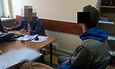 Chciał zabić ojca. "Zadał mu rany nożem"