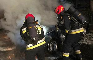 Ciężka noc strażaków. Dziewięć aut w ogniu