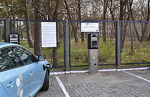 Elektryki "tankują" za darmo. Cztery stacje w Wawrze