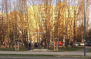 Nowy krzyż na Bielanach. "Czy to zgodne z prawem?"