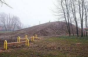 Śniegu nie ma, będzie górka. "Zmarnowane pieniądze"