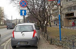 Klęska aktywistów. Poszło o parkowanie na chodnikach
