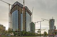 Szklana ściana Towarowej. Wieże pną się w górę