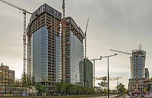 Szklana ściana Towarowej. Wieże pną się w górę