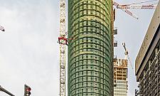 Szklana ściana Towarowej. Wieże pną się w górę