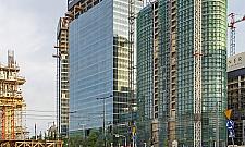 Szklana ściana Towarowej. Wieże pną się w górę