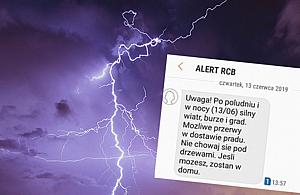 RCB ostrzega przez burzą. "Nie chowaj się pod drzewami"
