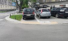 Bielańska starówka niszczona przez auta. "To było do przewidzenia"