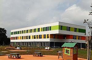 Nowy żłobek bez wentylacji. "Maluchy gotują się w upale"