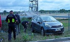 Trudny poranek kierowcy. Wjechał do jeziora