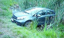 Trudny poranek kierowcy. Wjechał do jeziora