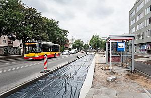 Ossowskiego wciąż rozgrzebana. Nowe trasy autobusów