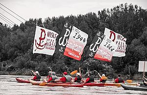 W kajakach i na brzegu. "Przypominamy o powstańczej roli Wisły"
