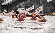 W kajakach i na brzegu. "Przypominamy o powstańczej roli Wisły"
