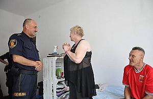 Strażnik pomógł bezdomnym. "Mamy wreszcie mieszkanie"