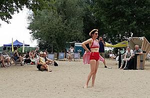 Pożegnanie wakacji na plaży. Zabawa w klimacie międzywojennym