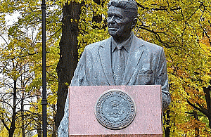 Ford nie wierzył, Reagan nie zdążył. Prezydenci USA w Warszawie