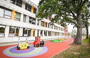 Pierwszy dzwonek za nami. Opóźniona szkoła wreszcie pracuje