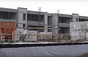 Olbrzymia szkoła rośnie na polu PGR. Zdążą na wrzesień?