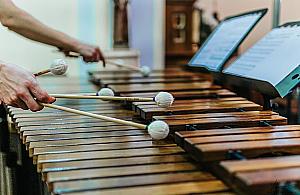 Moniuszko na chór, orkiestrę perkusyjną i malunki świetlne