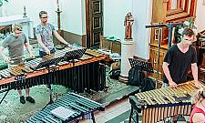 Moniuszko na chór, orkiestrę perkusyjną i malunki świetlne