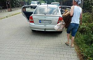 Mieszkańcy szukają podejrzanych. "Grozili nożem, splądrowali dom"