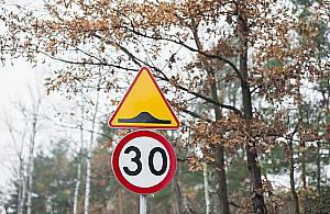 Absurd na Piaskach. Chcieli zdjąć nowe progi