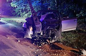 Straszny wypadek na Patriotów. Auto uderzyło w słup