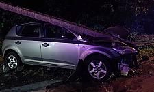 Straszny wypadek na Patriotów. Auto uderzyło w słup