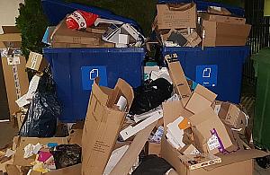 Śmieci zalegają w blokach. "Jest duży problem"