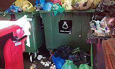 Śmieci zalegają w blokach. "Jest duży problem"