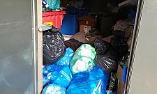 Śmieci zalegają w blokach. "Jest duży problem"