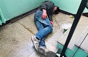 Bezdomni na klatkach. "Boję się wyjść"