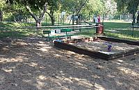 Ogródek jordanowski zajęty. "Dzieci w kolejce do zabawek"